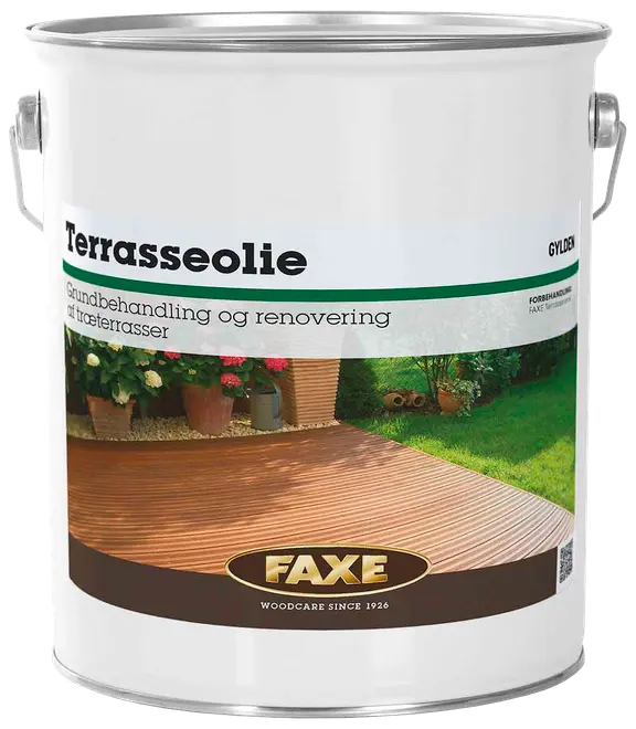 Stor metalspand med Faxe terrasseolie til træterrasser, dansk tekst på etiketten. Har hank, skruelåg og billede af behandlet træterrasse med planter. Velegnet til udendørs træpleje.