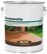 Stor metalspand med Faxe terrasseolie til træterrasser, dansk tekst på etiketten. Har hank, skruelåg og billede af behandlet træterrasse med planter. Velegnet til udendørs træpleje.