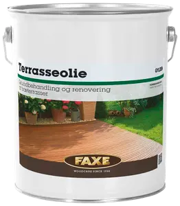 Stor metalspand med Faxe terrasseolie til træterrasser, dansk tekst på etiketten. Har hank, skruelåg og billede af behandlet træterrasse med planter. Velegnet til udendørs træpleje.