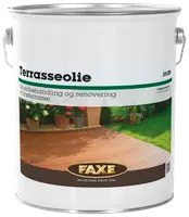 Stor metalspand med Faxe terrasseolie til træterrasser, mærket til grundbehandling og renovering, med metalhank og billede af behandlet træterrasse på etiketten.