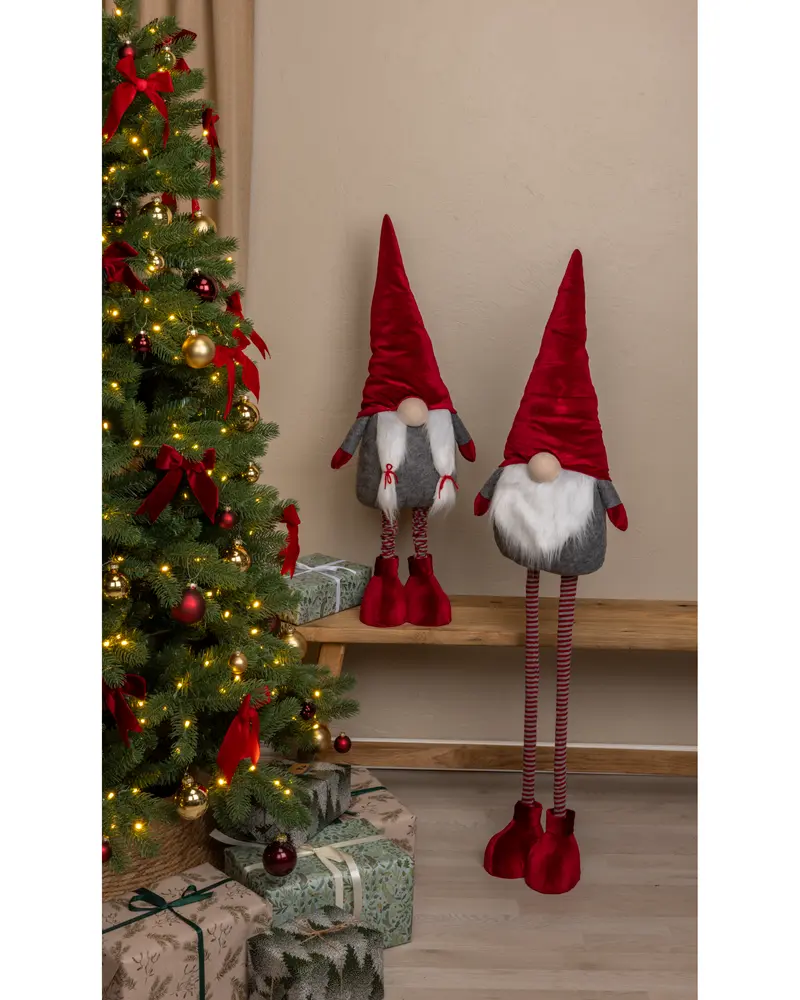 Set med två julnissar med röda hattar, vita skägg, grå kroppar, randiga ben och röda skor. Perfekt för juldekoration vid granen.