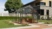 Växthus i glas med svart metallram, sadeltak och trälådor för plantering inuti. Passar trädgårdar, ger mycket solljus och har en modern, stilren design.