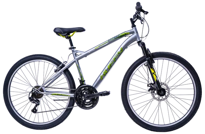 Silverfärgad mountainbike med framdämpning, 21-växlad växelsystem, svart sadel med gula detaljer, grova däck och raka styren. Passar terräng och stadscykling.