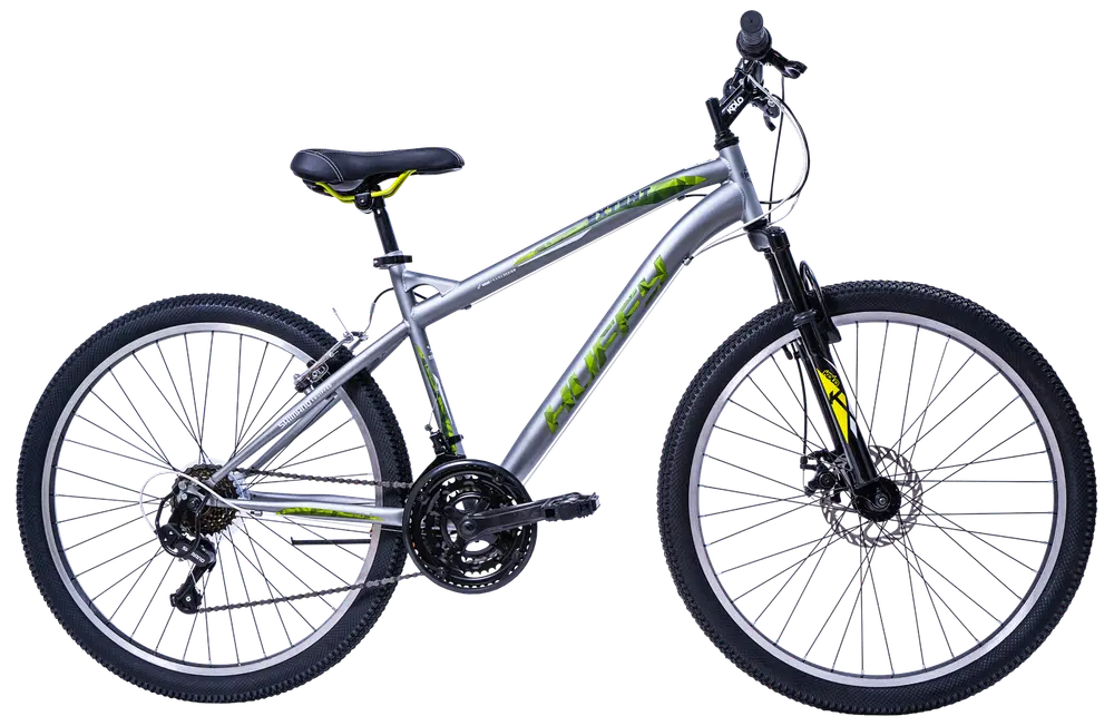 Silverfärgad mountainbike med framdämpning, 21-växlad växelsystem, svart sadel med gula detaljer, grova däck och raka styren. Passar terräng och stadscykling.