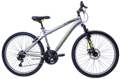 Sølvfarvet mountainbike med frontaffjedring, 21-gears system, sort sadel med gule detaljer, grove dæk og lige styr. Velegnet til terræn og bykørsel.