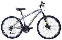 Silverfärgad mountainbike med framdämpning, 21-växlad växelsystem, svart sadel med gula detaljer, grova däck och raka styren. Passar terräng och stadscykling.