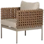 Moderne lænestol med beige hynde og pude, flettet lysebrunt kunstlæder på sider og ryg, slankt lysegråt metalstel og ben.