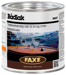 FAXE bådlak, mat finish, vejrbestandig lak til brug over vandlinjen. Metal dåse med etikette, viser træbåddæk og marina. Til træpleje siden 1926.