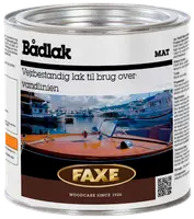 FAXE bådlak, mat finish, vejrbestandig lak til brug over vandlinjen. Metal dåse med etikette, viser træbåddæk og marina. Til træpleje siden 1926.