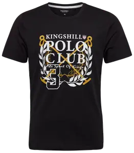 Svart t-shirt med "Kingshill Polo Club"-tryck, korsade poloklubbor, lagerkrans, siffran 5 och vita/guld detaljer. Rund hals, korta ärmar, avslappnad passform.