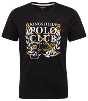 Vit kortärmad t-shirt med "Kingshill Polo Club"-tryck, lagerkrans, korsade poloklubbor, siffran 3 och texten "The Spirit Of Kings" framtill. Rund hals.