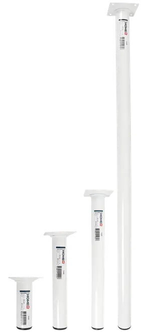 Sæt med fire hvide PVC-rør med flange, forskellige længder, cylindrisk form, glat overflade, stregkode og mærkat på hvert, designet til VVS eller ventilation, holdbare og nemme at montere.