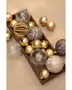 Sæt med blandede juleornamenter i guld, sølv og taupe med blanke, matte og teksturerede overflader, præsenteret i en træbakke. Indeholder runde og mønstrede kugler.
