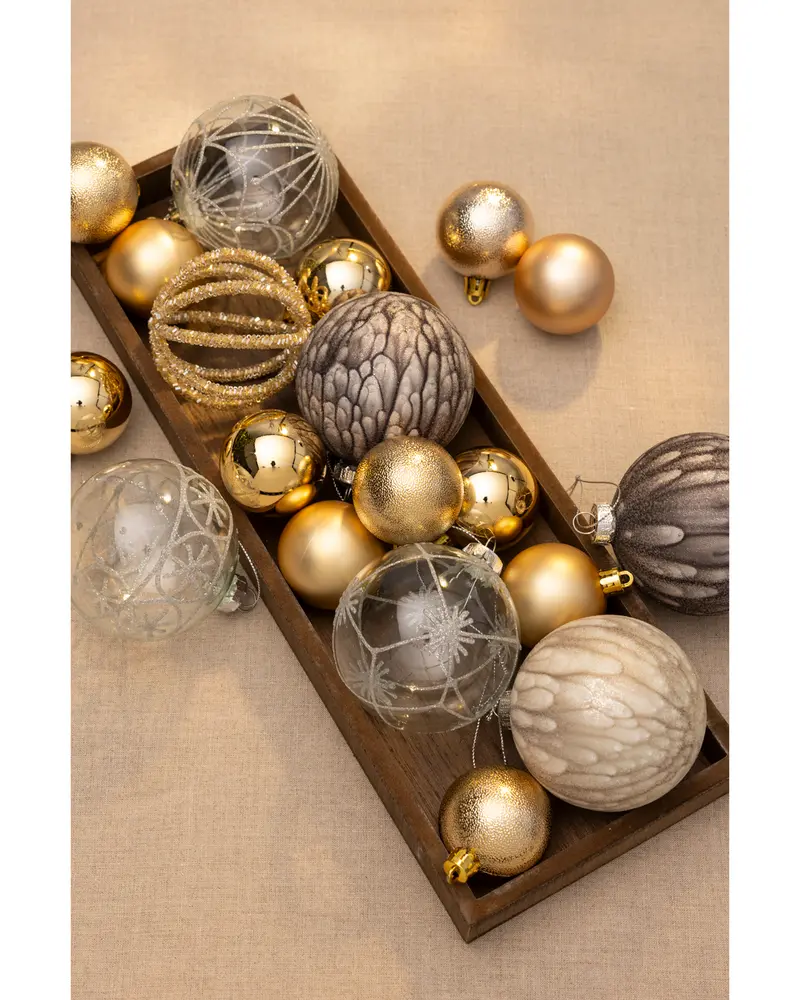 Set med blandade julgranskulor i guld, silver och taupe med blanka, matta och texturerade ytor, presenterade i en träbricka. Inkluderar runda och mönstrade kulor.