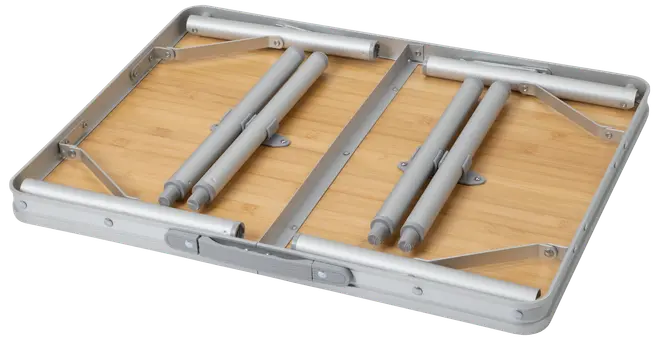 Sammenklappeligt bord med bambusplade og metalramme. Bordbenene er foldet ind under bordet, hvilket gør det nemt at transportere og opbevare. Let og velegnet til udendørs brug.