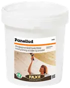 Hvid Faxe Panellud træbehandling i plastspand, beskytter lofter og paneler mod gulning. Dansk etiket med billede af påføring på lyst træ.