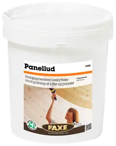 Hvid Faxe Panellud træbehandling i plastspand, beskytter lofter og paneler mod gulning. Dansk etiket med billede af påføring på lyst træ.