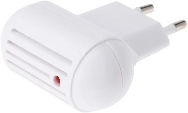 Hvid elektronisk myggeafviser til stikkontakt med tobenet europæisk stik, frontgitter og lille rød indikatorlampe. Kompakt design til indendørs brug i almindelige stikkontakter.