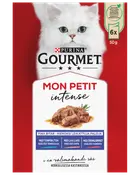 Purina Gourmet Mon Petit Intense kattmat, 6 x 50g påsar, fina bitar i sås med tonfisk, lax och öring. Röd och vit förpackning med vit katt.