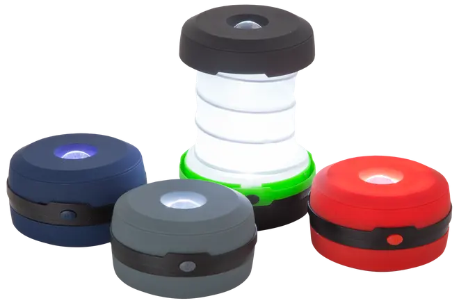 Fyra hopfällbara LED-campinglyktor i blå, grå, röd och svart. Rund, kompakt design med tryckknapp. En lykta är utfälld och lyser med vitt sken.