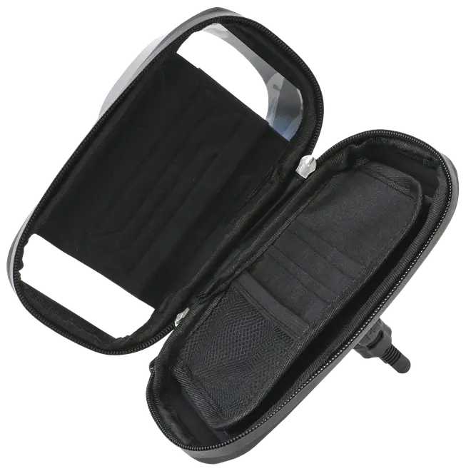 Svart resefodral med dragkedja, invändig nätficka, elastiska fack för tillbehör och inbyggd spegel. Kompakt design för småsaker som kosmetika eller hygienartiklar.