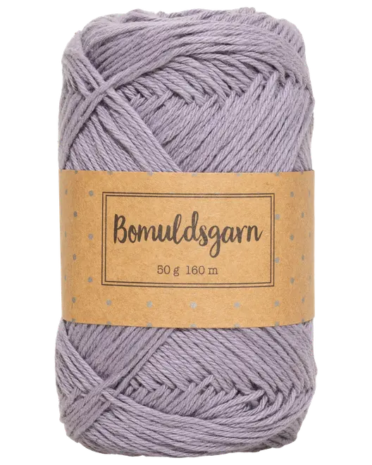 Lyslilla bomuldsgarnnøgle, 50 gram, 160 meter, med brun papiretikette med produktinformation. Blød tekstur, velegnet til strikning eller hækling.