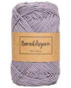 Ljuslila bomullsgarnnystan, 50 gram, 160 meter, med brun pappersetikett med produktinformation. Mjuk textur, passar för stickning eller virkning.