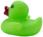 Grön badanka i gummi med röd näbb och svart öga, visad i sidoprofil.