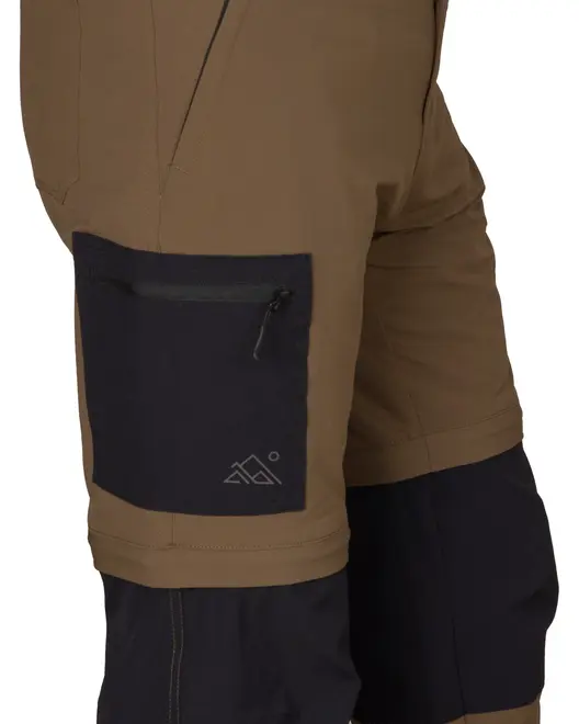 Brune outdoorbukser med sort lynlåslomme på låret og sorte knæpaneler. Slidstærkt stof, ergonomiske sømme, egnet til vandreture. Moderne design med synlige syninger og logo på lommen.