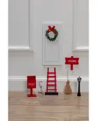 Miniatyr vit dörr med krans, röd stege, postlåda, hem-skylt, kvast, lyktstolpe och rep. Perfekt för dekorativa tomte- eller älvmiljöer.