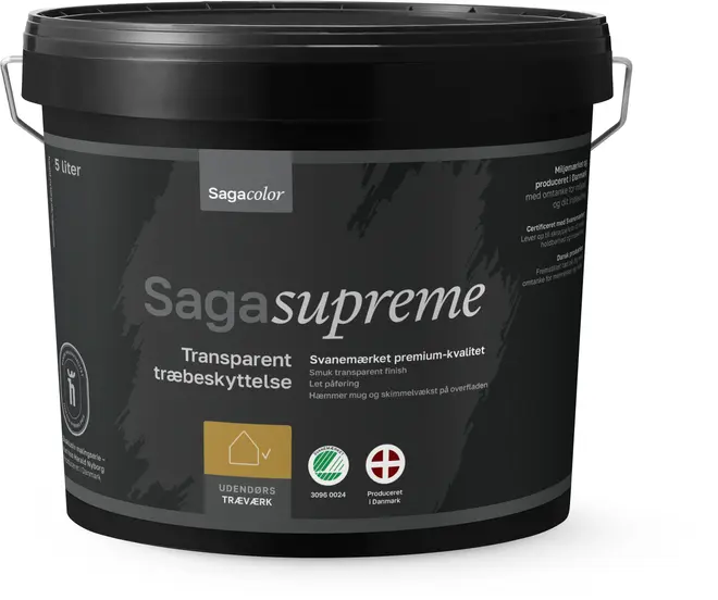 Sort 5-liters plastikspand Sagacolor Saga Supreme transparent træbeskyttelse, til udendørs træværk, premium kvalitet, miljømærket, med hank og detaljeret produktinformation på etiketten.