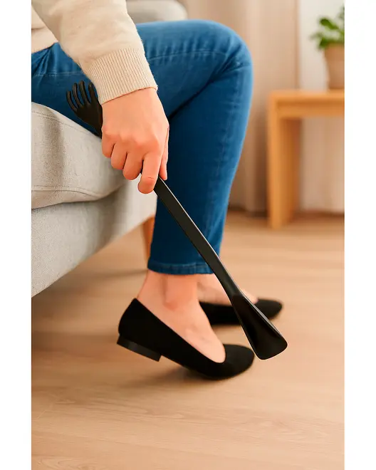Lang sort skohorn i plastik med ergonomisk håndtag, designet til nemt at tage sko på, mens man sidder. Ideel til at mindske bøjning og gøre fodtøj lettere tilgængeligt.