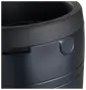 Nærbillede af sort plasttønde med bred åbning, forstærket kant og rundt aftapningshul på siden. Glat, holdbar overflade med let struktur.