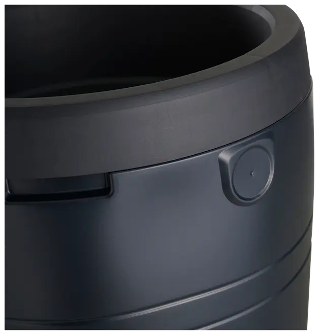 Nærbillede af sort plasttønde med bred åbning, forstærket kant og rundt aftapningshul på siden. Glat, holdbar overflade med let struktur.