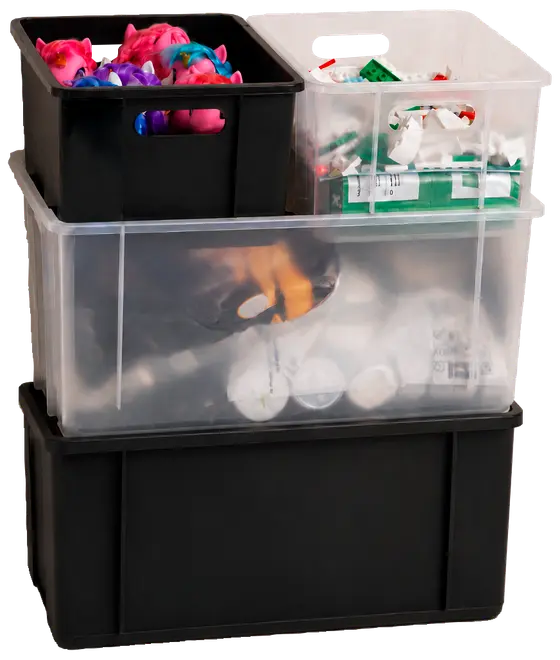 Sæt stablebare opbevaringskasser i sort og klar plast, forskellige størrelser, med håndtag for nem transport. Perfekt til organisering af legetøj, hobbyartikler eller husholdningsgenstande.