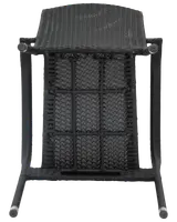 Svart flätad rottingstol med robust metallram, lätt böjd sits och ryggstöd, avsedd för utomhusbruk. Undersidan har rutmönster för extra stöd.