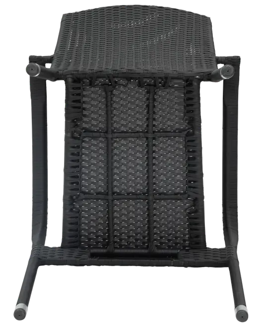 Svart flätad rottingstol med robust metallram, lätt böjd sits och ryggstöd, avsedd för utomhusbruk. Undersidan har rutmönster för extra stöd.