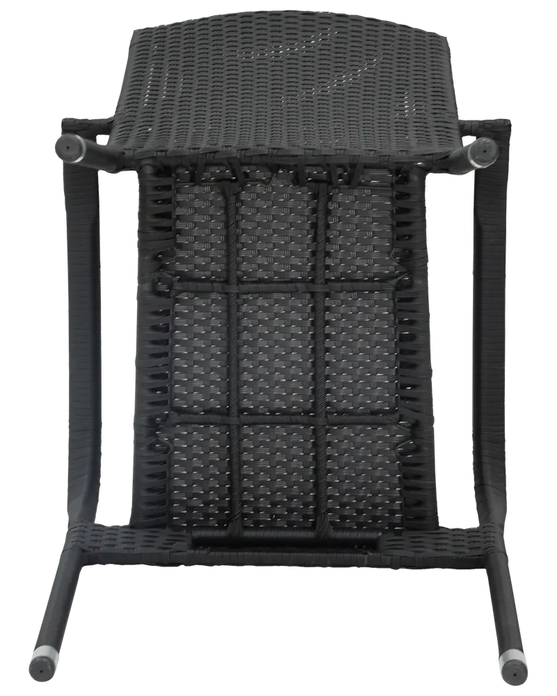 Svart flätad rottingstol med robust metallram, lätt böjd sits och ryggstöd, avsedd för utomhusbruk. Undersidan har rutmönster för extra stöd.