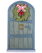 Dekorativ fe-dør med træstruktur, buet top, grøn krans, rødt hjerte, stribet sløjfe, guldringhåndtag og lille hjerte på låsen. Perfekt til festlig indendørs dekoration.