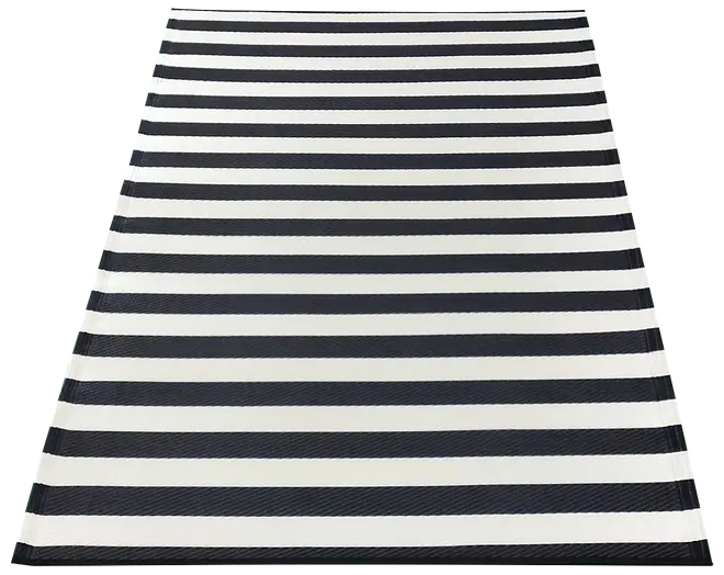Rektangulär utomhusmatta med breda svarta och vita horisontella ränder. Tillverkad av slitstarkt, väderbeständigt material. Modern och iögonfallande design för uteplats eller trädgård.