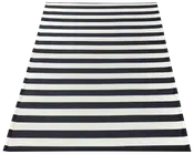 Rektangulært udendørs tæppe med kraftige sorte og hvide vandrette striber. Fremstillet af slidstærkt, vejrbestandigt materiale. Moderne og iøjnefaldende design til terrasser eller haver.
