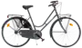 Klassisk stadscykel med lågt insteg, svart färg, pakethållare, kedjeskydd, stänkskärmar och reflexer. Upprätt styre och bekväm sadel för vardagsbruk.