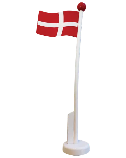 Bordflag med dansk flag, rød fod, hvid stang og rød-hvidt korsflag. Lavet af træ, velegnet til dekoration eller fest. Står oprejst på rund fod.