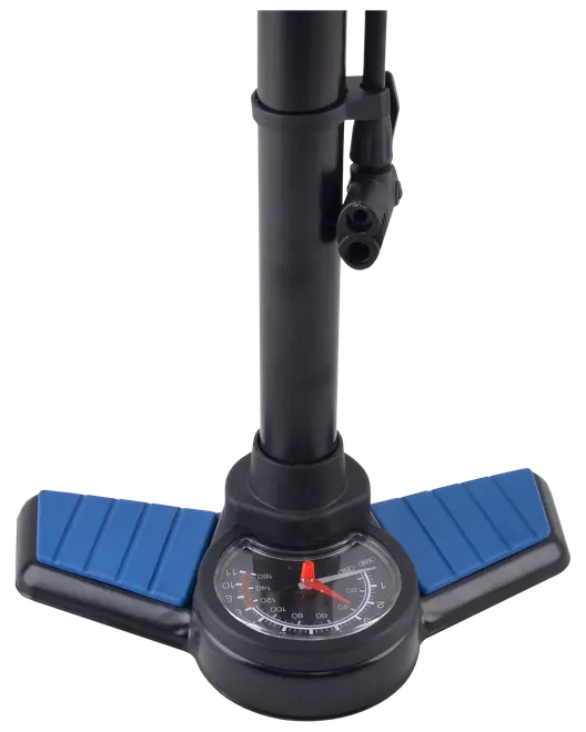 Nærbillede af en sort og blå fodbetjent luftpumpe med to teksturerede blå fodplader for stabilitet og et indbygget trykmåler med tydelig urskive og rød viser for nem aflæsning af tryk. Pumpen har dobbelte dyseadaptere, der passer til forskellige ventiltyper.
