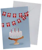 Fødselsdagskort med danske flag, hvid kage med blå prikker og syv stribede lys. Kortet har lyseblå baggrund og leveres med hvid kuvert.