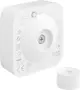 Hvid Philips Hue bevægelsessensor, firkantet med afrundede hjørner, centralt sensorøje, setup-knap og medfølgende monteringsdel. Kompakt design til smart home-automatisering.