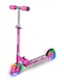 Lyserød børnescooter med justerbart styr, skumhåndtag og to LED-lysende hjul. Robust dæk med farverige grafikker og bagbremse for ekstra sikkerhed.