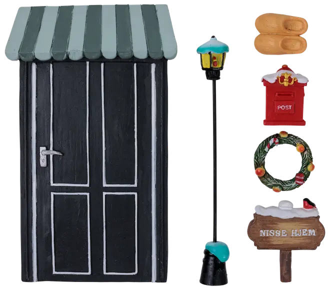 Miniatyr jule-dørsæt med sort dør, stribet markise, lygtepæl, rød postkasse, krans, træsko og skilt med teksten 'Nisse Hjem.' Inkluderer festlige detaljer.