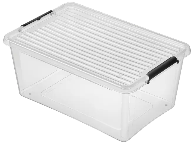 Genomskinlig plastförvaringslåda med räfflat lock och två svarta låshandtag. Rektangulär form, stapelbar, perfekt för förvaring av olika hushållsartiklar.