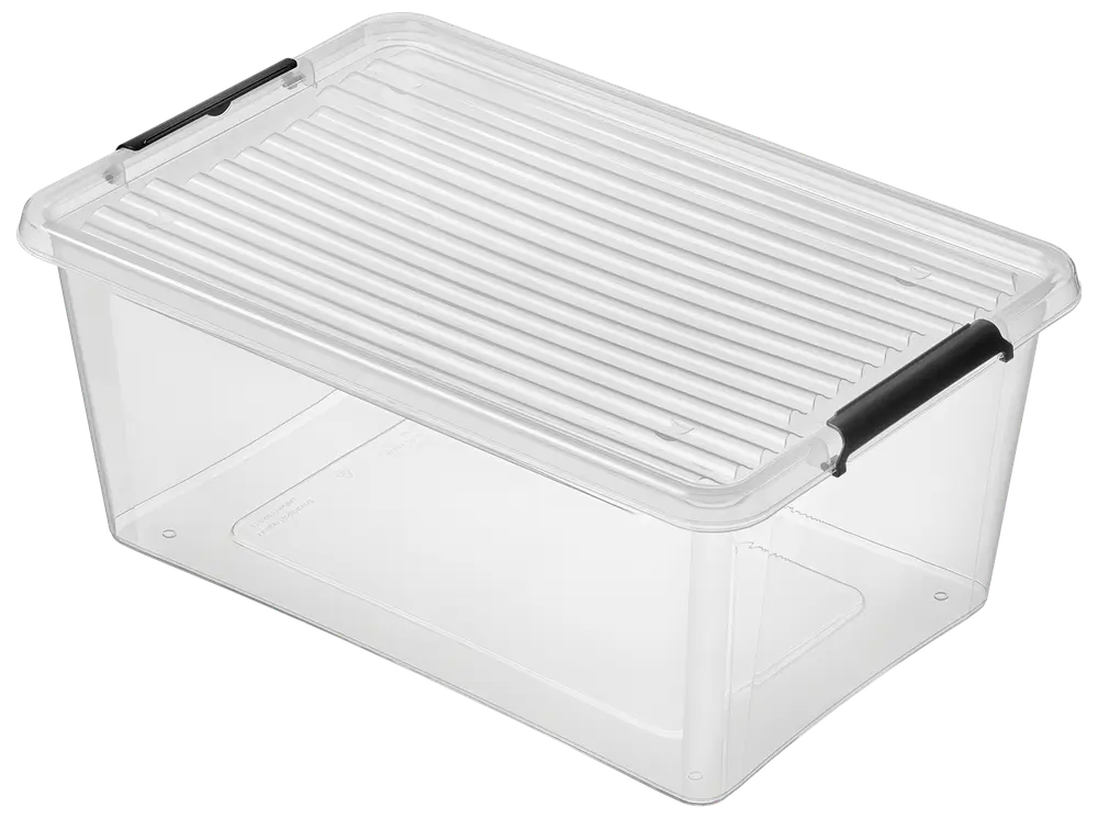 Genomskinlig plastförvaringslåda med räfflat lock och två svarta låshandtag. Rektangulär form, stapelbar, perfekt för förvaring av olika hushållsartiklar.